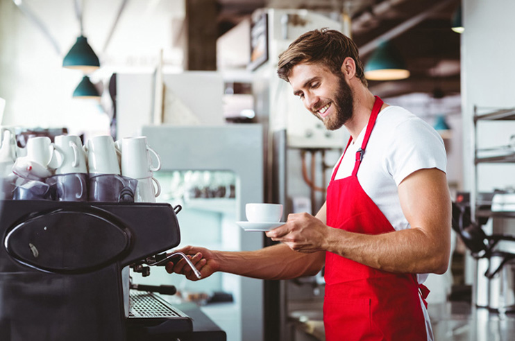 Senhor a tirar um café
